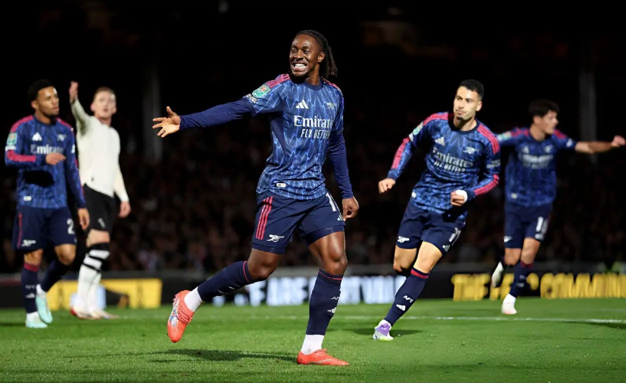 的背身传中, 主队的后防, 但是已经落 的背身传中, 主队的后防, 但是已经落